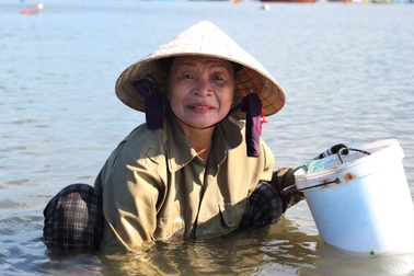 Ngư dân "nhặt tiền" trên những rạn đá san hô