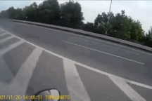 Clip CSGT bắt lỗi đè vạch xương cá gây sốt cộng đồng mạng