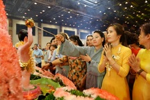 Nghi thức tắm Phật trong đại lễ Phật đản ở ngôi chùa lớn nhất Việt Nam