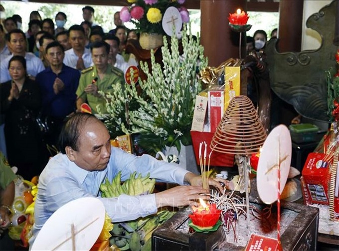 Chủ tịch nước Nguyễn Xuân Phúc dâng hương tưởng niệm Chủ tịch Hồ Chí Minh.  