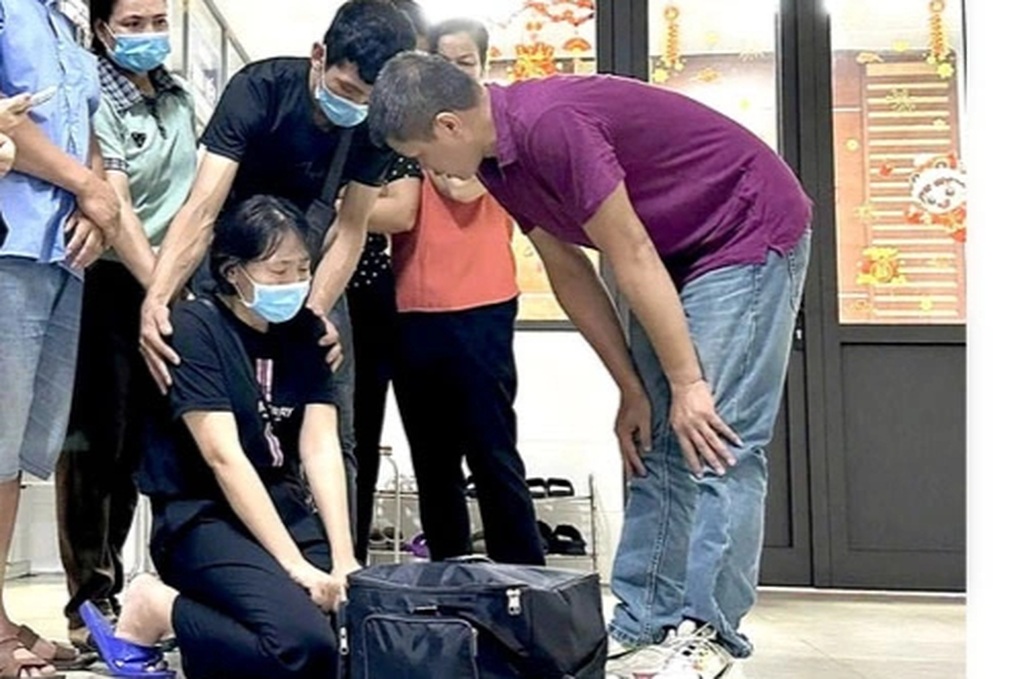 Vợ quỳ gối tiễn biệt tạng người chồng vừa chết não - 1 Vợ quỳ gối tiễn biệt tạng người chồng vừa chết não