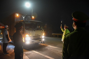 Trắng đêm đo thân nhiệt tại cửa ngõ Phú Thọ tiếp giáp Hà Nội