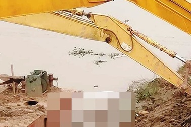 Tá hỏa phát hiện thi thể cô gái trẻ ở mép kênh