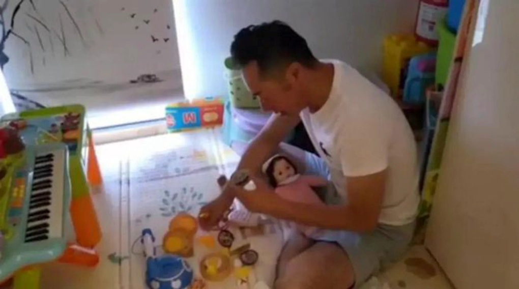 Bảo mẫu mải xem điện thoại, bé gái 2 tuổi xấu số rơi từ tầng 8 của chung cư - 3 Bảo mẫu mải xem điện thoại, bé gái 2 tuổi xấu số rơi từ tầng 8 của chung cư - 3