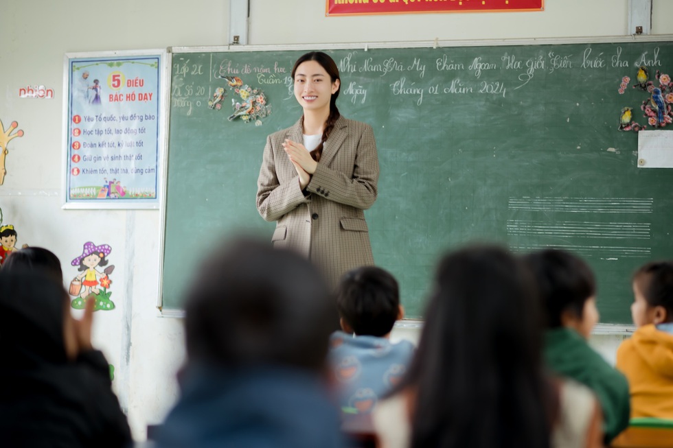 Nàng hậu tuổi Thìn làm giảng viên trợ giảng, tài sắc vẹn toàn - 8 Nàng hậu tuổi Thìn làm giảng viên trợ giảng, tài sắc vẹn toàn - 8