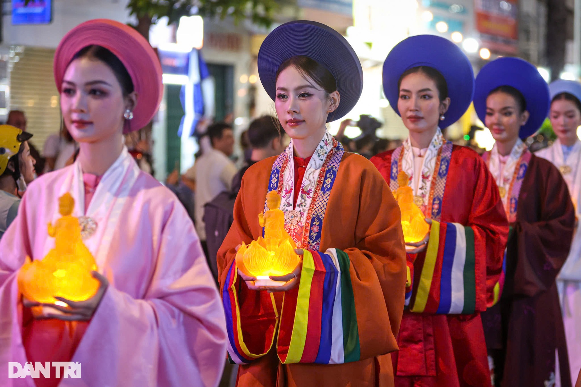 Hàng nghìn người rước kiệu tôn tượng Đức Phật đản sinh ở TPHCM - 8 Hàng nghìn người rước kiệu tôn tượng Đức Phật đản sinh ở TPHCM - 8