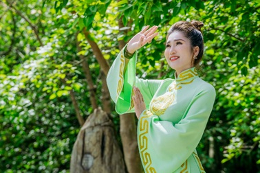 "Hoa hậu cải lương" Như Huỳnh nền nã với áo dài họa tiết đôi chim uyên ương