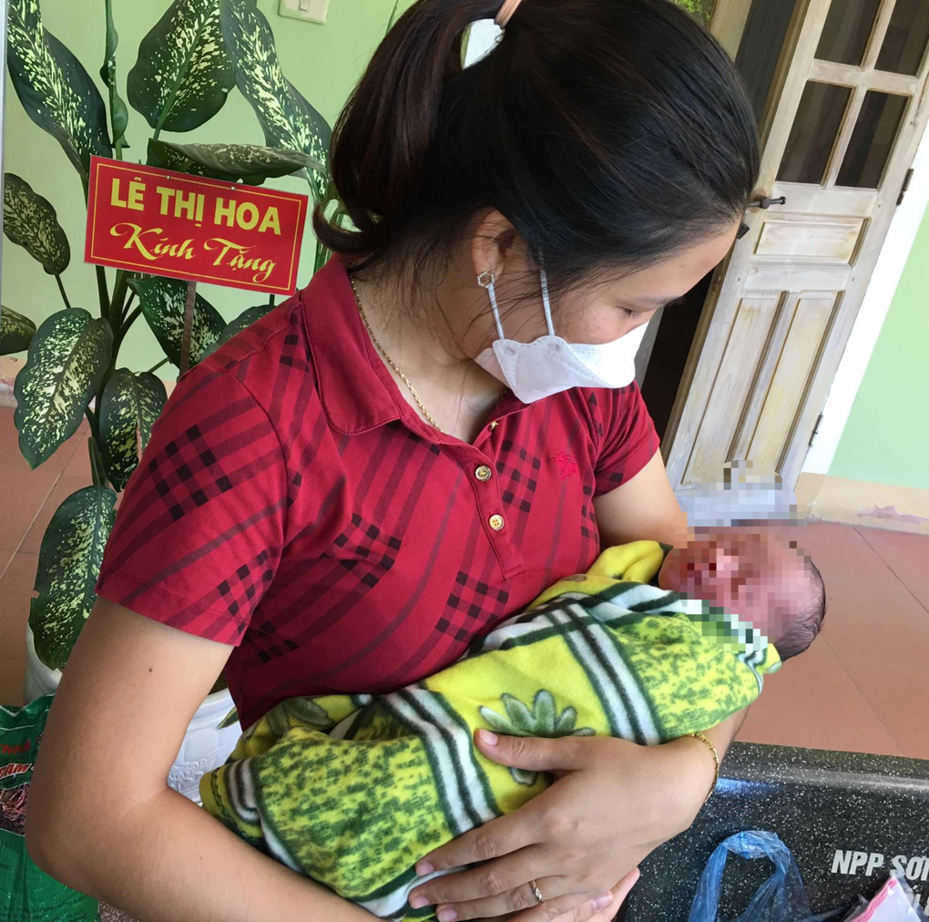 Bé trai sơ sinh nằm trong thùng đựng hoa quả bên đường - 1 Bé trai sơ sinh nằm trong thùng đựng hoa quả bên đường - 1