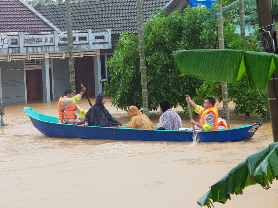 Vượt mưa lũ vào từng khu dân cư giải cứu người dân - 2 Vượt mưa lũ vào từng khu dân cư giải cứu người dân - 2