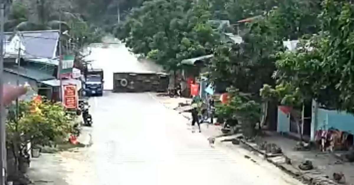 Ôm cua tốc độ cao khiến xe tải lật nhào, hất bay người đi xe máy