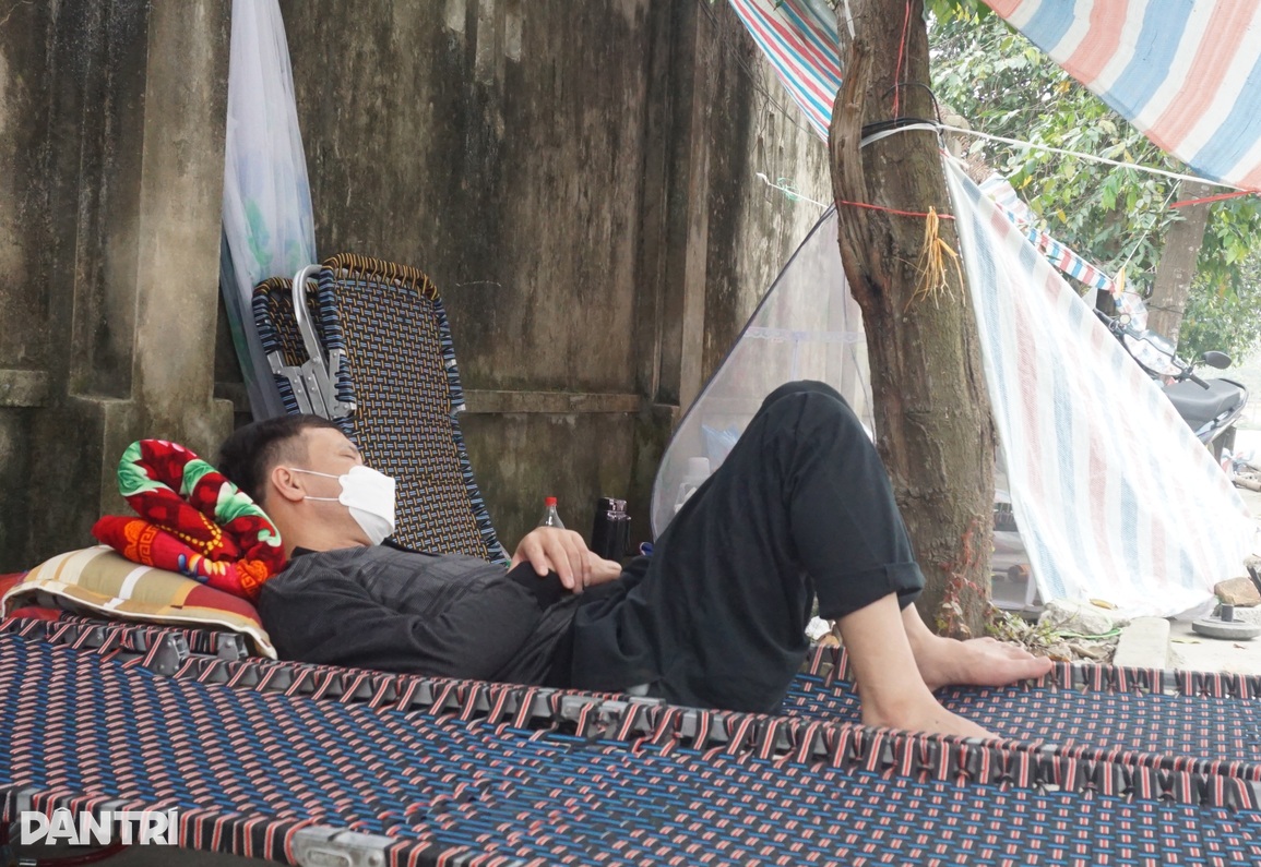 Khốn khổ cảnh ăn đường, ngủ lán của người nhà F0 nặng, có bệnh nền - 4 Khốn khổ cảnh ăn đường, ngủ lán của người nhà F0 nặng, có bệnh nền - 4