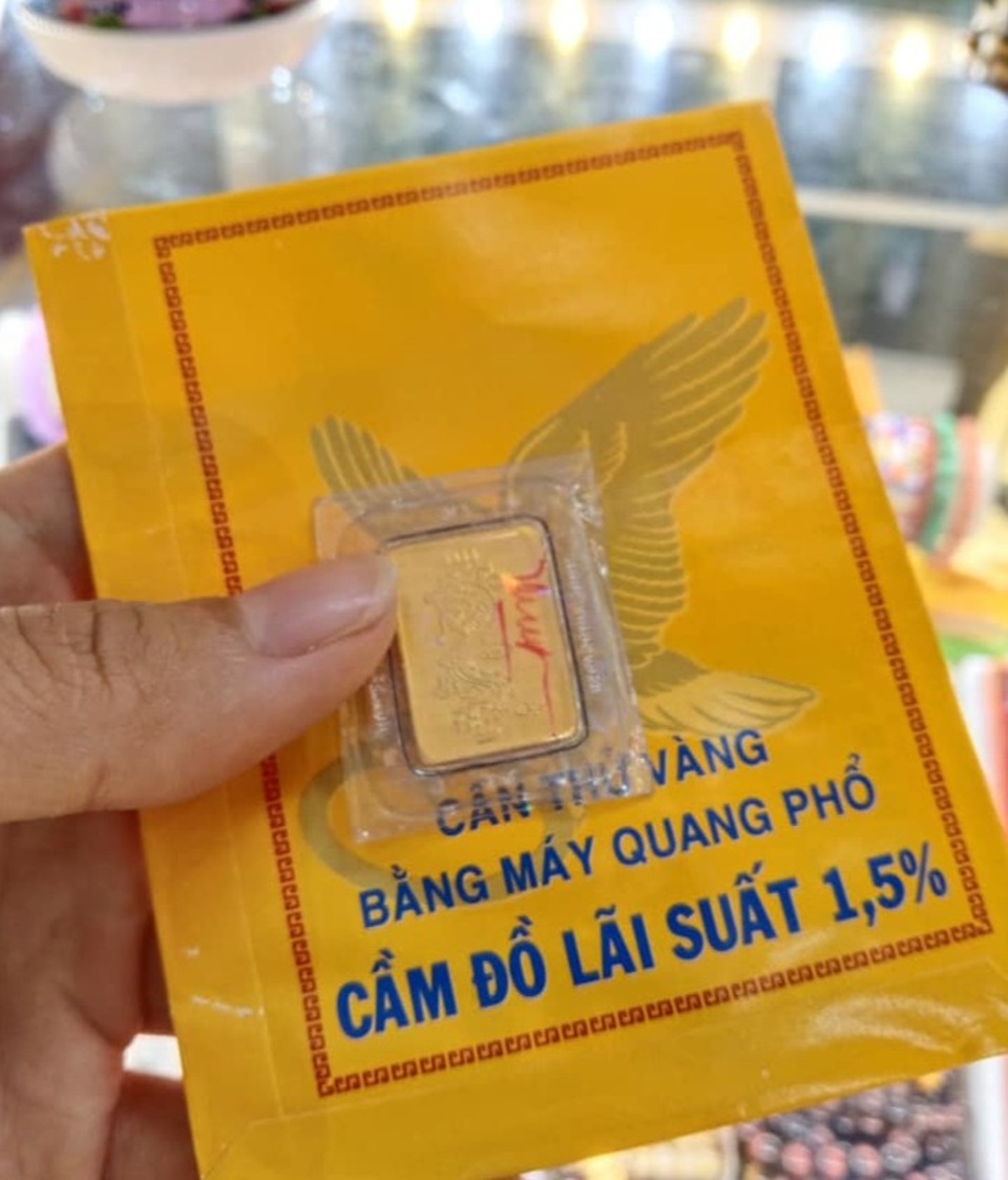Nữ nhân viên quanh năm xin quần áo cũ, nhịn mua sắm... dành tiền mua vàng - 2 Nữ nhân viên quanh năm xin quần áo cũ, nhịn mua sắm... dành tiền mua vàng - 2