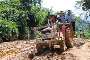 "Cưỡi" máy cày đi xây trường dành tặng gần 1.000 trẻ em ở nơi cư dân “8 không”