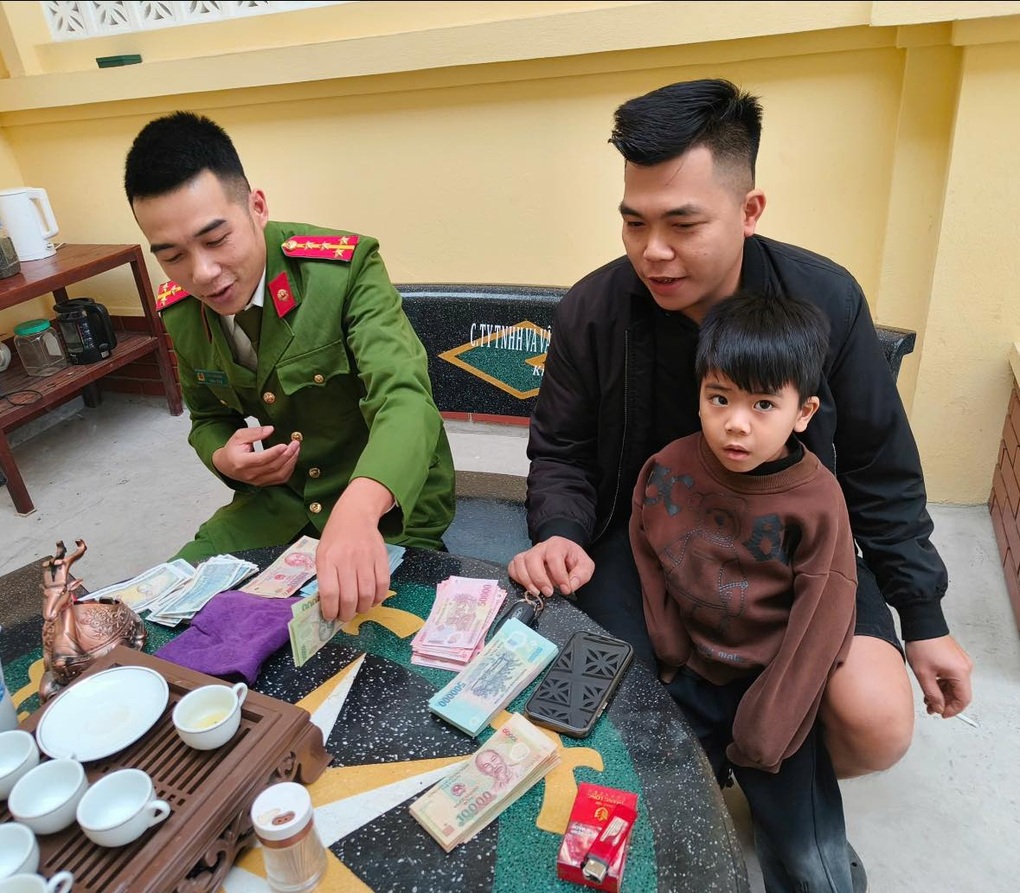 Thanh niên ở Phú Thọ trả lại 40 triệu đồng nhặt được trên đường - 1 Thanh niên ở Phú Thọ trả lại 40 triệu đồng nhặt được trên đường - 1