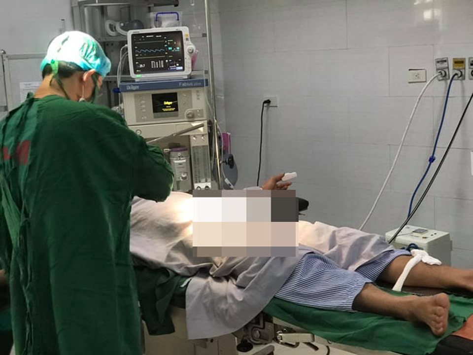 Nam thanh niên đau đớn đến viện cầu cứu vì… tự bẻ cong dương vật - 1 Nam thanh niên đau đớn đến viện cầu cứu vì… tự bẻ cong dương vật - 1