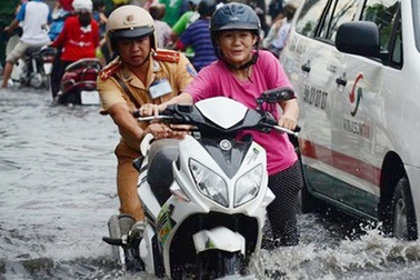 Clip CSGT lội nước ngập đẩy xe giúp dân gây sốt