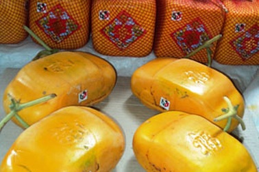 Dưa hấu hình xe hơi: 10 triệu đồng/cặp