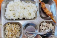 Cơm bán trú "lèo tèo" giá đỗ và thịt băm, yêu cầu báo cáo trước 15h hôm nay
