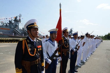 Thượng cờ hai tàu tên lửa hiện đại 379 và 380
