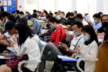 Người dân thành phố Thủ Đức đổ xô đi làm thủ tục, giấy tờ