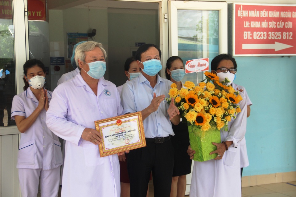 Quảng Trị: Hai bệnh nhân Covid-19 đầu tiên xuất viện sau 7 lần âm tính - 3 Quảng Trị: Hai bệnh nhân Covid-19 đầu tiên xuất viện sau 7 lần âm tính - 3