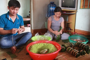 Làng bánh tét “độc nhất vô nhị” tại Quảng Trị nổi lửa dịp Tết