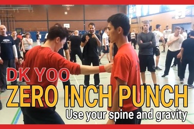 "Lý Tiểu Long" Hàn Quốc tung đòn uy lực, đẩy võ sĩ Tây văng xa cả mét