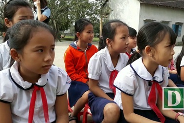 Trao 250 suất học bổng Grobest đến học sinh nghèo Quảng Ngãi