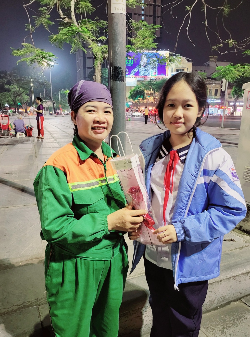 Mẫu nhí Gia Hân trích tiền mừng tuổi, tự tay làm hoa tặng các cô lao công - 1 Mẫu nhí Gia Hân trích tiền mừng tuổi, tự tay làm hoa tặng các cô lao công - 1