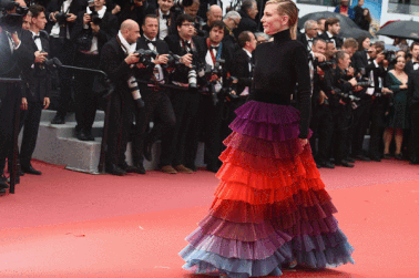 Cate Blanchett đẹp nổi bật với váy 7 sắc cầu vồng