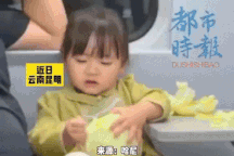 Ông bố Trung Quốc cho con gái bóc vỏ bắp cải để ngồi im trên tàu