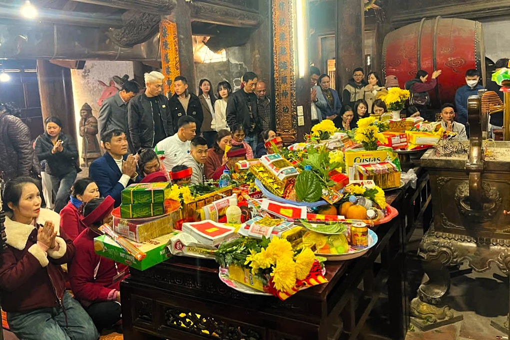 Du khách trẩy hội ngày đầu năm tại ngôi đền thiêng ở xứ Nghệ - 3 Du khách trẩy hội ngày đầu năm tại ngôi đền thiêng ở xứ Nghệ - 3