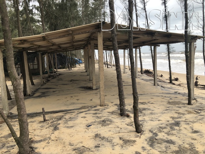 Thừa Thiên Huế: Đường bờ biển tiếp tục sạt lở nặng sau bão số 5 - Ảnh 7. Thừa Thiên Huế: Đường bờ biển tiếp tục sạt lở nặng sau bão số 5 - Ảnh 7.