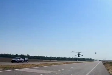 Trực thăng Mi-24 Ukraine bay cực thấp theo xa lộ để tránh tên lửa Nga