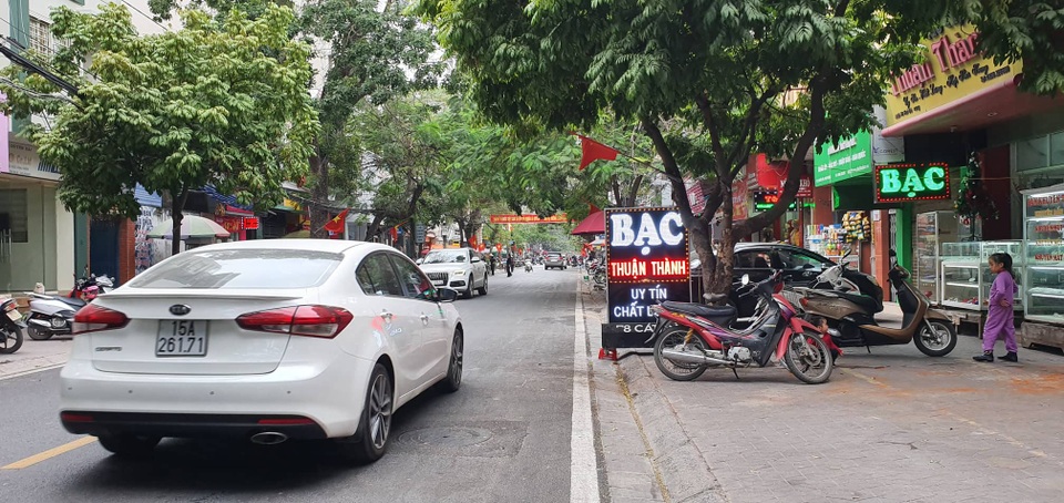 3 chủ tịch quận bị phê bình, tình trạng lấn chiếm vỉa hè vẫn phức tạp - 8 3 chủ tịch quận bị phê bình, tình trạng lấn chiếm vỉa hè vẫn phức tạp - 8