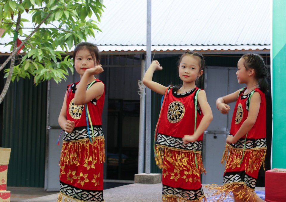 Thầy trò không còn cảnh vừa dạy học, vừa lo lớp sập - 3 Thầy trò không còn cảnh vừa dạy học, vừa lo lớp sập - 3