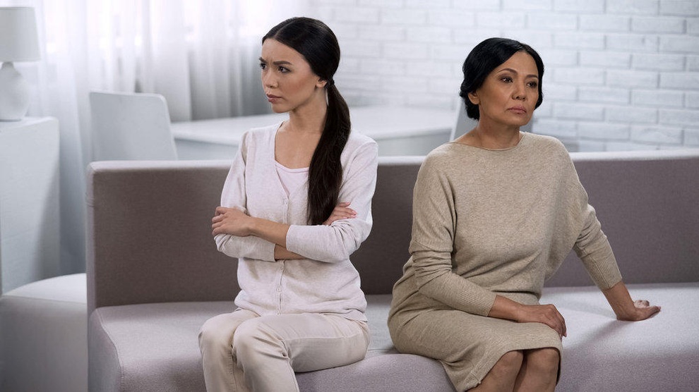 Mẹ và con gái căng thẳng vì cô giúp việc - 1 Mẹ và con gái căng thẳng vì cô giúp việc - 1