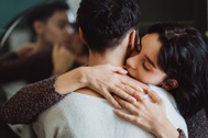 Vợ xin về quê thăm con riêng nhưng lại lén lút đi du lịch cùng chồng cũ