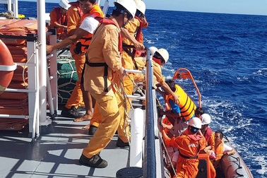 Cứu tàu cá cùng 6 ngư dân bị chìm ở gần Quần đảo Hoàng Sa