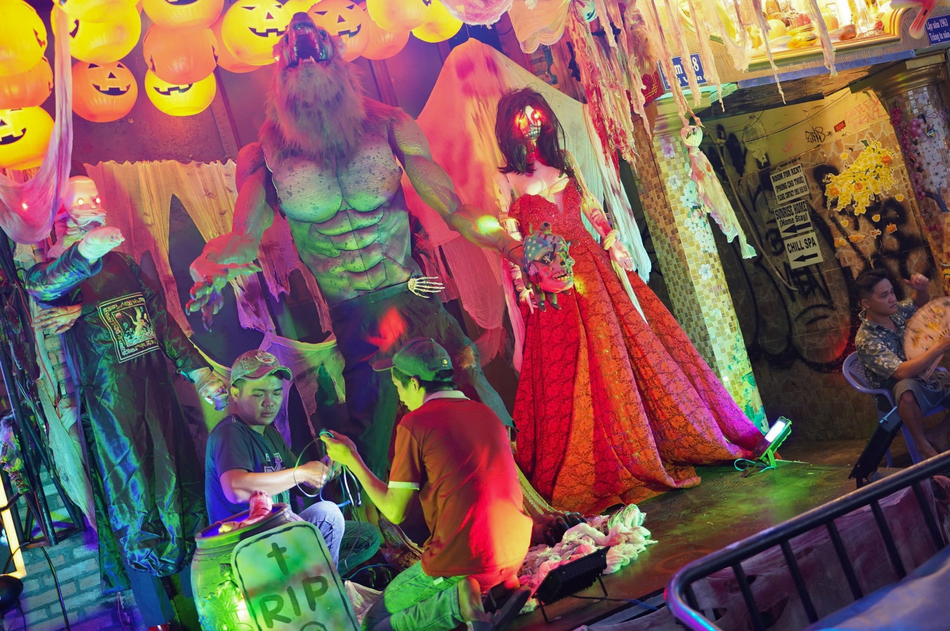 Đường phố TPHCM ngập tràn ma quỷ dịp lễ Halloween - 8 Đường phố TPHCM ngập tràn ma quỷ dịp lễ Halloween - 8