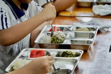 Không để các trường “tự tung tự tác” trong bữa ăn bán trú của học sinh