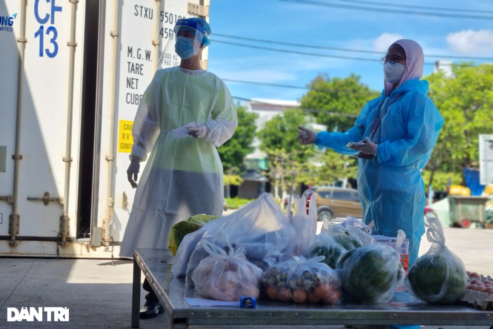 Công an Đà Nẵng mở 30 chợ container phục vụ thực phẩm cho người dân - 7 Công an Đà Nẵng mở 30 chợ container phục vụ thực phẩm cho người dân - 7