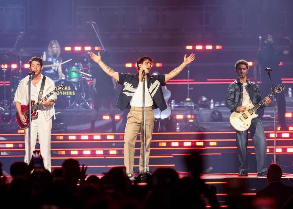 Đi lưu diễn vẫn phải chăm con, Joe Jonas đệ đơn ly hôn người vợ xinh đẹp? - 2 Đi lưu diễn vẫn phải chăm con, Joe Jonas đệ đơn ly hôn người vợ xinh đẹp? - 2