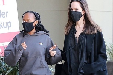 Angelina Jolie giản dị nắm tay con ra phố