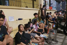 Phụ huynh xếp hàng xuyên đêm nộp hồ sơ cho con vào lớp 1 ở Phú Thọ