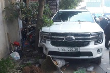 Tạm giữ tài xế ô tô tông đoàn người đưa tang ở Hà Nội