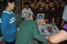 Vợ Bí thư xã tiếp tục hầu tòa vì tội “xâm phạm thi thể, mồ mả”