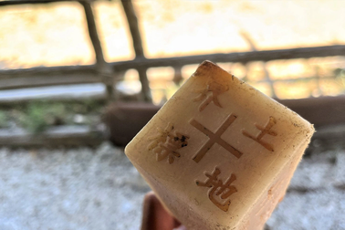 Thu giữ cọc nhựa ghi chữ Trung Quốc trôi vào bờ biển Khánh Hòa