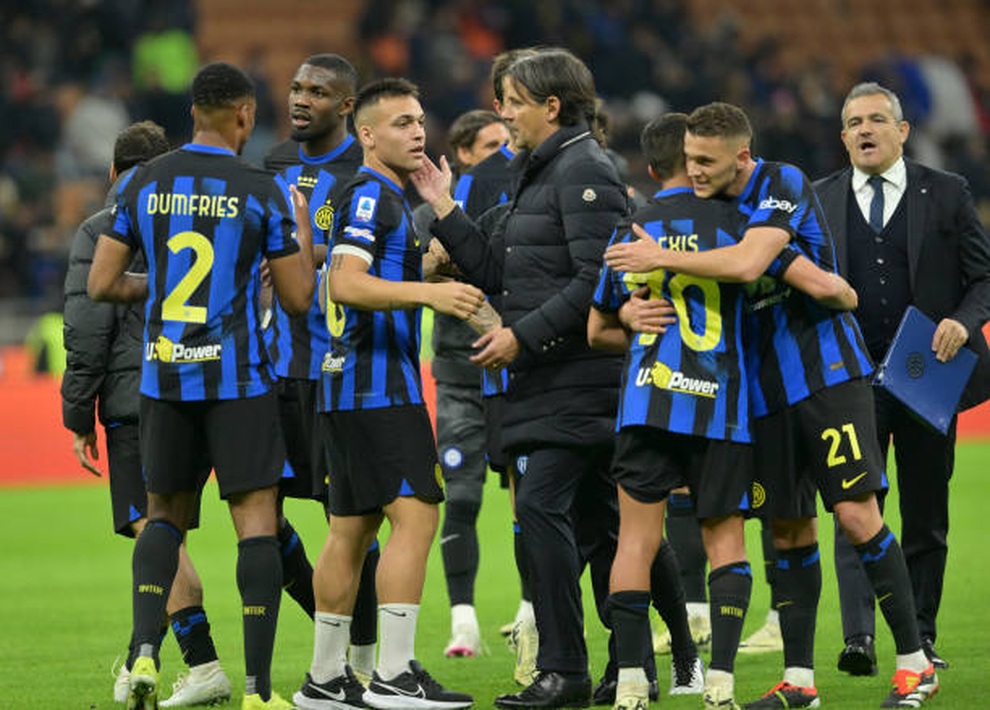 Inter Milan hơn AC Milan 14 điểm, cầm chắc ngôi vô địch Serie A - 2 Inter Milan hơn AC Milan 14 điểm, cầm chắc ngôi vô địch Serie A - 2