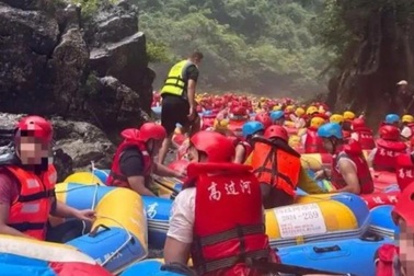 Cảnh đông đúc nghẹt thở ở khu du lịch tại Trung Quốc ngày nắng nóng